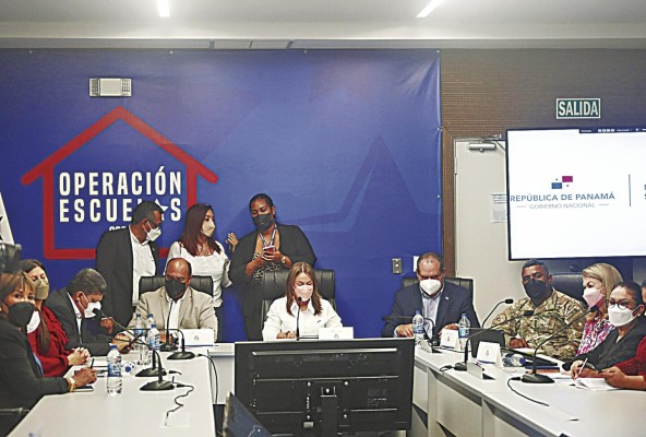La ministra de Educación, Maruja Gorday, acompañada de autoridades locales ofreció detalles sobre las clases presenciales. La ministra de Educación, Maruja Gorday, acompañada de autoridades locales ofreció detalles sobre las clases presenciales.