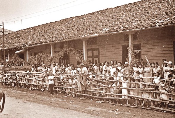 Multitud de personas bordeando una calle en Soná, Veraguas, Panamá, 1953. Smithsonian Institution, EE.UU. Multitud de personas bordeando una calle en Soná, Veraguas, Panamá, 1953. Smithsonian Institution, EE.UU.