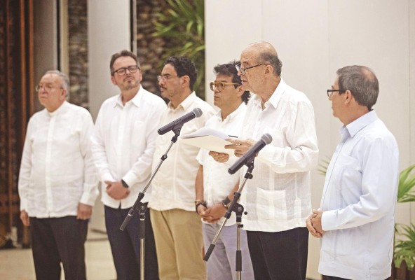 (i-d) Monseñor Héctor Fabio Henao, delegado de la Conferencia Episcopal Colombiana; Carlos Ruiz-Massieu, jefe de la Misión de la ONU en Colombia; el senador colombiano Iván Cepeda; el alto comisionado para la Paz de Colombia, Danilo Rueda; el canciller colombiano, Álvaro Leyva, y su similar cubano Bruno Rodríguez (i-d) Monseñor Héctor Fabio Henao, delegado de la Conferencia Episcopal Colombiana; Carlos Ruiz-Massieu, jefe de la Misión de la ONU en Colombia; el senador colombiano Iván Cepeda; el alto comisionado para la Paz de Colombia, Danilo Rueda; el canciller colombiano, Álvaro Leyva, y su similar cubano Bruno Rodríguez