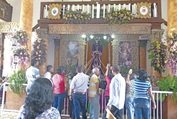 La “manda” o caminata más concurrida es la que parte de la catedral Santiago Apóstol, en la ciudad del mismo nombre y cabecera de la provincia de Veraguas. La “manda” o caminata más concurrida es la que parte de la catedral Santiago Apóstol, en la ciudad del mismo nombre y cabecera de la provincia de Veraguas.