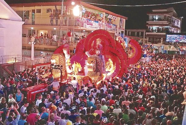 Las tunas apoyan a sus reinas día y noche. Las tunas apoyan a sus reinas día y noche.