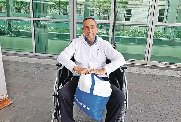 Roberto, cuando le dieron salida del hospital Roberto, cuando le dieron salida del hospital