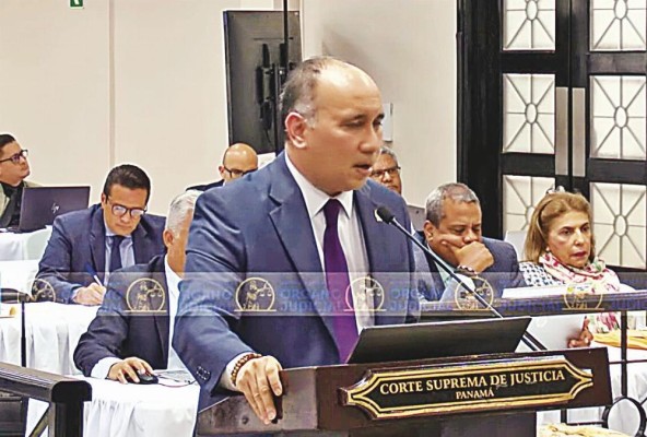 El fiscal superior Aurelio Vásquez sustentó que la “ayuda política se hacia con empresas de amigos”. El fiscal superior Aurelio Vásquez sustentó que la “ayuda política se hacia con empresas de amigos”.