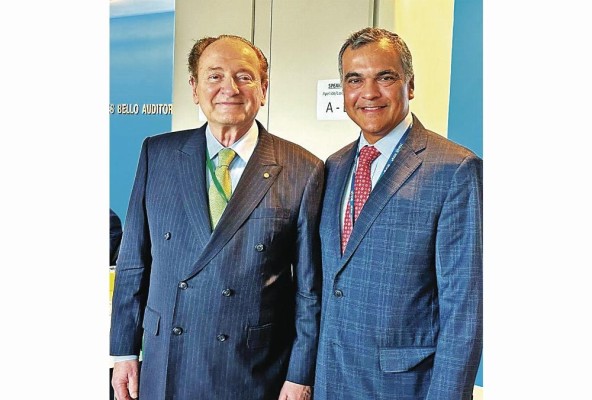 Dr. Robert Merton, premio Nobel de Economía, junto a Julio Javier Justiniani, titular de la SMV Dr. Robert Merton, premio Nobel de Economía, junto a Julio Javier Justiniani, titular de la SMV