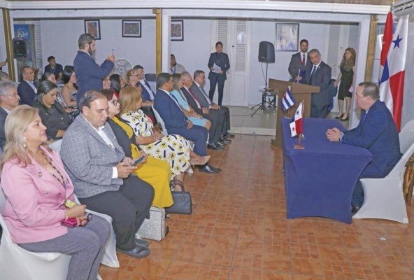 El viernes pasado se realizó una reunión bilateral entre los ministros de Salud de Panamá y Cuba. El viernes pasado se realizó una reunión bilateral entre los ministros de Salud de Panamá y Cuba.