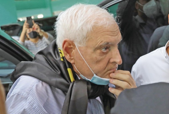Al salir del juicio, Martinelli acusó al vicepresidente Gabriel Carrizo de estar 'detrás' del proceso judicial. Al salir del juicio, Martinelli acusó al vicepresidente Gabriel Carrizo de estar 'detrás' del proceso judicial.