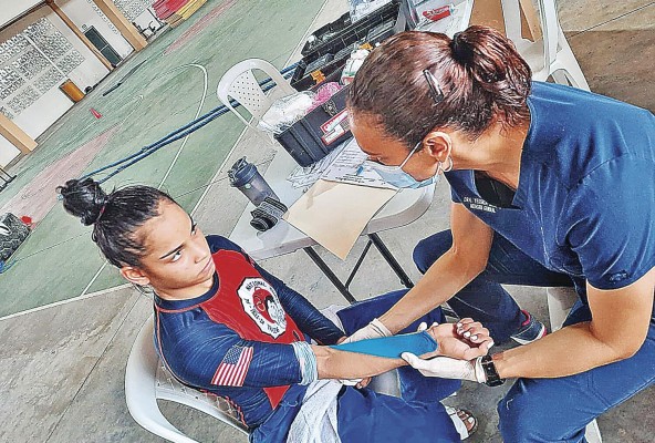 A la doctora Yesica Jiménez le gusta la vivencia diaria con los atletas, con quienes se identifica y aconseja durante sus consultas. A la doctora Yesica Jiménez le gusta la vivencia diaria con los atletas, con quienes se identifica y aconseja durante sus consultas.
