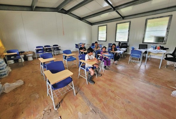 Aula modular ubicada en la comunidad de Mayo, Comarca Ngäbe Buglé. Aula modular ubicada en la comunidad de Mayo, Comarca Ngäbe Buglé.