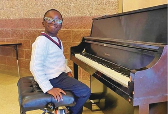 El joven prodigio puede tocar una pieza por oído y memoria El joven prodigio puede tocar una pieza por oído y memoria