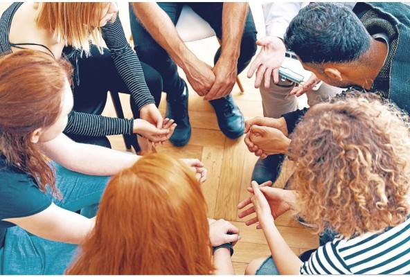 La OMS explica que el suicidio es un problema multifactorial, que implica una compleja interacción de factores biológicos, genéticos, psicológicos, sociológicos y ambientales. La OMS explica que el suicidio es un problema multifactorial, que implica una compleja interacción de factores biológicos, genéticos, psicológicos, sociológicos y ambientales.