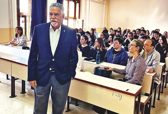 Juan David Morgan con estudiantes de la Universidad de Estambul. Juan David Morgan con estudiantes de la Universidad de Estambul.