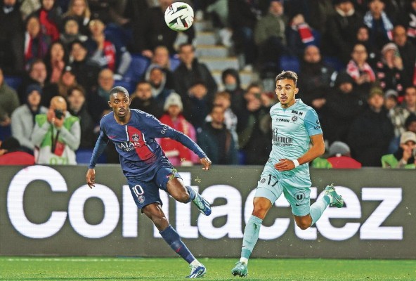 El delantero francés Ousmane Dembélé (i.) durante un partido con el PSG El delantero francés Ousmane Dembélé (i.) durante un partido con el PSG
