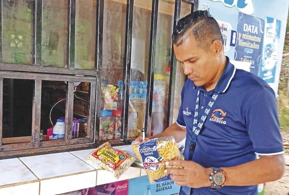 Inspectores de la Acodeco durante los operativos a diferentes comercios. Inspectores de la Acodeco durante los operativos a diferentes comercios.