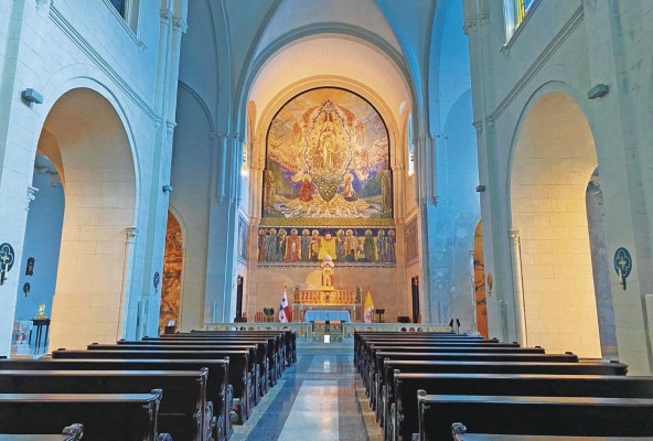 La blancura de los muros de la iglesia de San Francisco de Asís contrasta con sus coloridos vitrales y el mosaico del altar mayor. La blancura de los muros de la iglesia de San Francisco de Asís contrasta con sus coloridos vitrales y el mosaico del altar mayor.