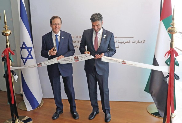 El embajador en Israel de Emiratos Árabes Unidos Mohamed Al Khaja (d) y el presidente israelí, Isaac Herzog (i) en la inauguración de la nueva embajada del país árabe en Tel Aviv, el pasado mes de julio. El embajador en Israel de Emiratos Árabes Unidos Mohamed Al Khaja (d) y el presidente israelí, Isaac Herzog (i) en la inauguración de la nueva embajada del país árabe en Tel Aviv, el pasado mes de julio.