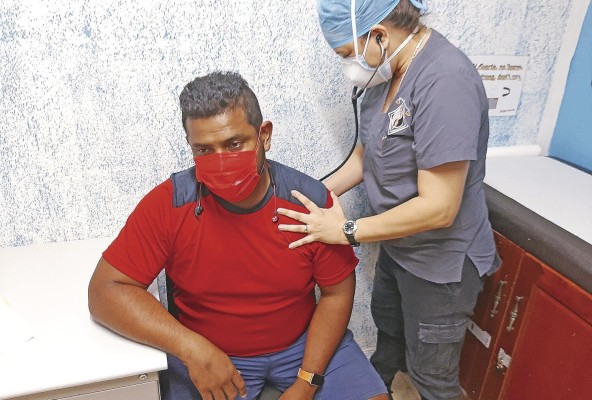 La profesional de la salud durante una consulta. La profesional de la salud durante una consulta.