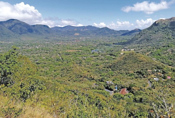Desde el Cerro La Cruz se puede ver todo el cráter de El Valle. Desde el Cerro La Cruz se puede ver todo el cráter de El Valle.