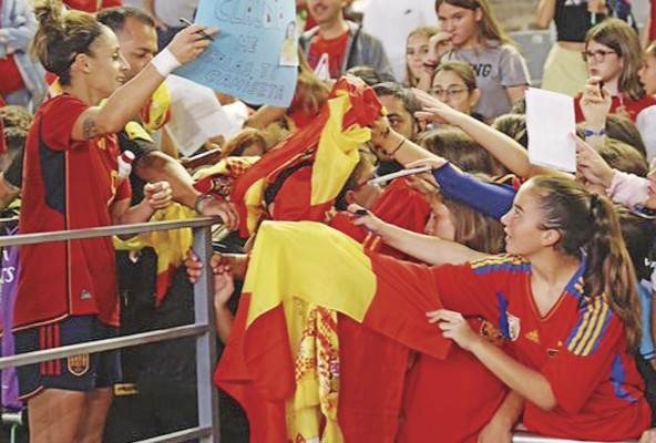 Las expectativas con la selección española son muy altas, aupadas por su prevalencia actual en las categorías inferiores donde España es campeona femenina mundial en la Sub-20 y la Sub-17 Las expectativas con la selección española son muy altas, aupadas por su prevalencia actual en las categorías inferiores donde España es campeona femenina mundial en la Sub-20 y la Sub-17