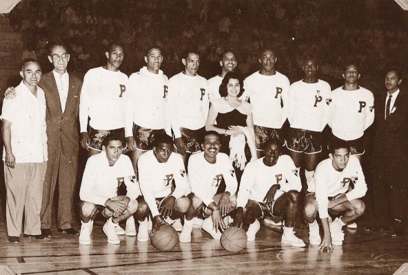 El estelar armador (arrodillado solo con el balón) estuvo en el quinteto que ganó el Centroamericano en 1961. El estelar armador (arrodillado solo con el balón) estuvo en el quinteto que ganó el Centroamericano en 1961.