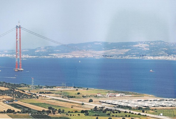 El 1915-Canakkalle se ha convertido en el puente colgante más largo del mundo. El 1915-Canakkalle se ha convertido en el puente colgante más largo del mundo.