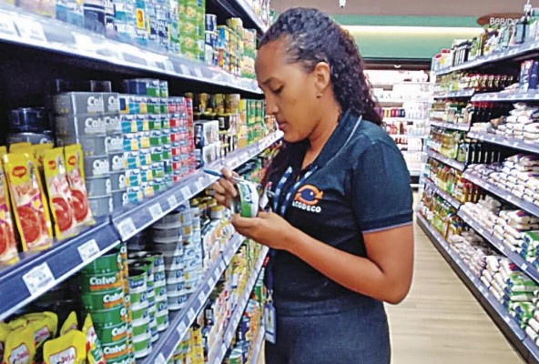 Inspectores de la Acodeco durante operativos a diferentes comercios. Inspectores de la Acodeco durante operativos a diferentes comercios.