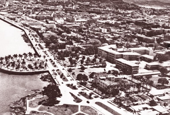 Avenida Balboa con el parque Anayansi en primer plano, el monumento a Balboa y el hospital Santo Tomás, en la década de 1940. Avenida Balboa con el parque Anayansi en primer plano, el monumento a Balboa y el hospital Santo Tomás, en la década de 1940.