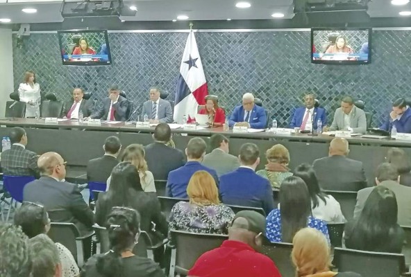 La Comisión de Comercio está convocada para sesionar hoy desde la una de la tarde. La Comisión de Comercio está convocada para sesionar hoy desde la una de la tarde.