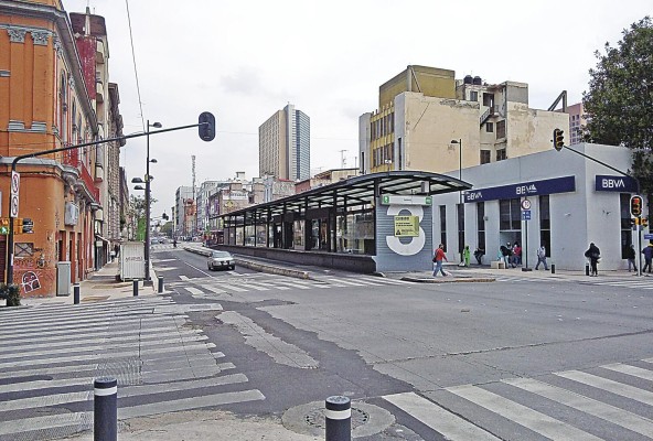 Estación Juárez de la línea 3 del MetroBus de la ciudad de México (CDMX) en la cercanía del centro histórico de CDMX. Esta línea con dirección norte-sur tiene una longitud de 20 kilómetros y 38 estaciones. Para la introducción de la rodadura exclusiva del bus se eliminaron dos carriles de los cuatro o cinco existentes, lo que permite aún una escala urbana. Estación Juárez de la línea 3 del MetroBus de la ciudad de México (CDMX) en la cercanía del centro histórico de CDMX. Esta línea con dirección norte-sur tiene una longitud de 20 kilómetros y 38 estaciones. Para la introducción de la rodadura exclusiva del bus se eliminaron dos carriles de los cuatro o cinco existentes, lo que permite aún una escala urbana.