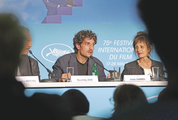 Louis Garrel durante conferencia de prensa. Louis Garrel durante conferencia de prensa.