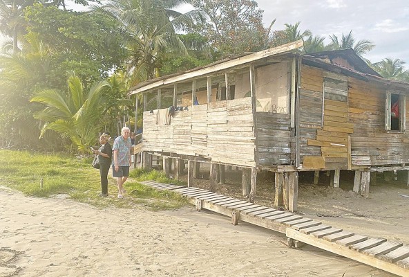 Catherine Russell y Paul Kahn visitan la antiguacasa donde vivió Luis Russell en Carenero. Catherine Russell y Paul Kahn visitan la antiguacasa donde vivió Luis Russell en Carenero.