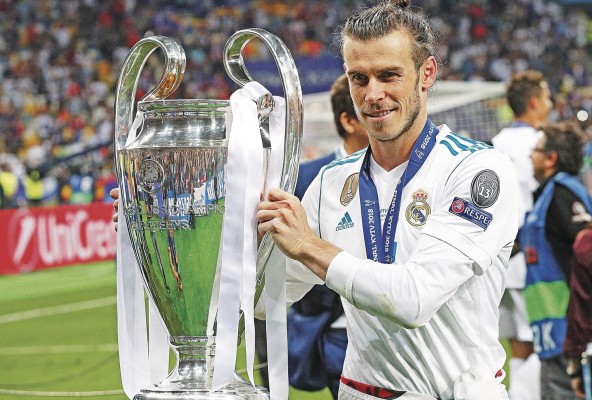 Gareth Bale celebra con la copa de la UEFA Champions League obtenida en 2018. Gareth Bale celebra con la copa de la UEFA Champions League obtenida en 2018.