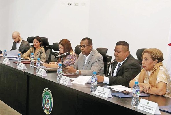 La comisión de Gobierno podrá reunirse durante el periodo de receso legislativo, que va del 1 de noviembre al 31 de diciembre próximo. La comisión de Gobierno podrá reunirse durante el periodo de receso legislativo, que va del 1 de noviembre al 31 de diciembre próximo.