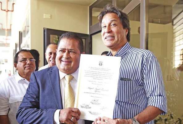 El diputado Miguel Fanovish recibe sus credenciales como diputado junto a 'Pancho' Alemán, actual presidente del Molirena. El diputado Miguel Fanovish recibe sus credenciales como diputado junto a 'Pancho' Alemán, actual presidente del Molirena.