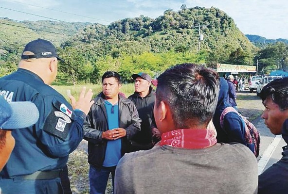 Manifestantes abrirán parcialmente los bloqueos en Paso Ancho, y en la entrada de Volcán, distrito de Tierras Altas, provincia de Chiriquí. Manifestantes abrirán parcialmente los bloqueos en Paso Ancho, y en la entrada de Volcán, distrito de Tierras Altas, provincia de Chiriquí.