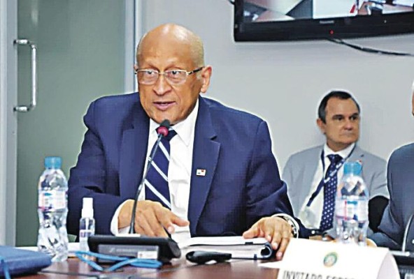 El ministro del MEF, Héctor Alexander, sustentó los ajustes presupuestarios. El ministro del MEF, Héctor Alexander, sustentó los ajustes presupuestarios.