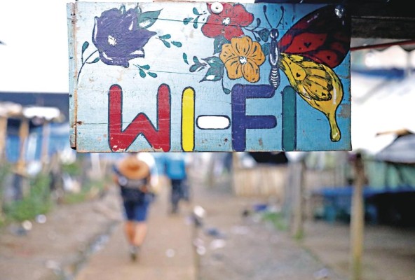 La señal satelital Starlink se alquila a $2 la hora. Una herramienta útil para que los migrantes puedan contactar a los familiares. La señal satelital Starlink se alquila a $2 la hora. Una herramienta útil para que los migrantes puedan contactar a los familiares.
