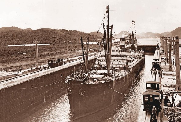 Vapor Ancón, el primer barco en pasar por el Canal de Panamá luego de que los estadounidenses terminaran la construcción del mismo. Vapor Ancón, el primer barco en pasar por el Canal de Panamá luego de que los estadounidenses terminaran la construcción del mismo.