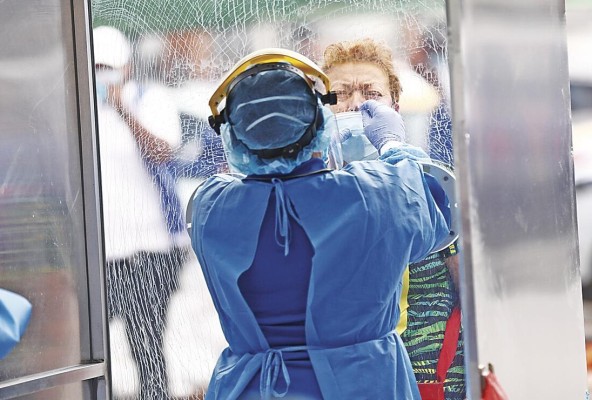 Médicos insisten en que la vacunación es la mejor forma de evitar más muertes por la covid-19. Médicos insisten en que la vacunación es la mejor forma de evitar más muertes por la covid-19.