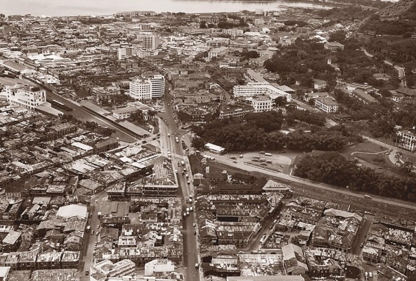 En esta imagen de la ciudad de Panamá de 1952 se pueden observar las casas de inquilinato que habían sido edificadas durante la construcción del Canal, y que bordeaban en su gran mayoría la línea del ferrocarril, visible en esta fotografía. En esta imagen de la ciudad de Panamá de 1952 se pueden observar las casas de inquilinato que habían sido edificadas durante la construcción del Canal, y que bordeaban en su gran mayoría la línea del ferrocarril, visible en esta fotografía.