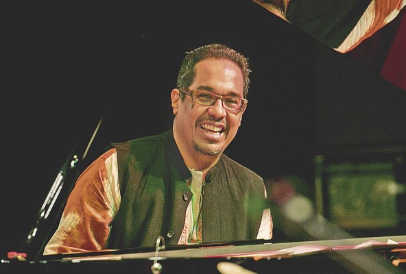 Danilo Pérez además de pianista, compositor y educador, también es un activista social y un destacado exponente del 'jazz' global. Danilo Pérez además de pianista, compositor y educador, también es un activista social y un destacado exponente del 'jazz' global.