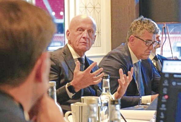 Pierluigi Collina, presidente del comité de árbitros de la FIFA, respalda con convicción la implementación permanente de tiempos de descuento más largos. Pierluigi Collina, presidente del comité de árbitros de la FIFA, respalda con convicción la implementación permanente de tiempos de descuento más largos.