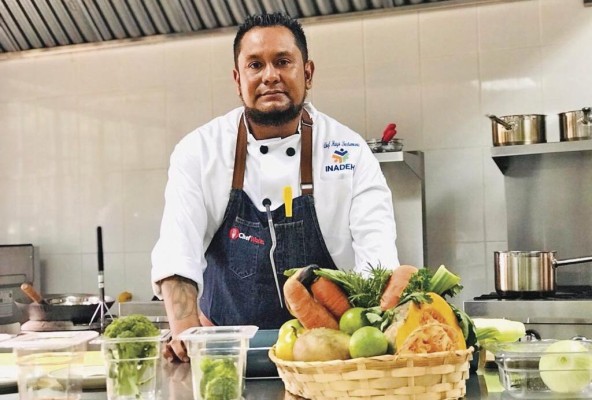 Entre los cocineros que participarán en 'Todo lo que sé' están Evangelina Batista, Chef e Instructora; Elías Plicet, Chef e Instructor; Gabriel Muñoz, Chef Pastelero e Instructor; Hugo Bustamante, Chef e Instructor y Miguel Ángel Tejada, Chef Pastelero e Instructor Entre los cocineros que participarán en 'Todo lo que sé' están Evangelina Batista, Chef e Instructora; Elías Plicet, Chef e Instructor; Gabriel Muñoz, Chef Pastelero e Instructor; Hugo Bustamante, Chef e Instructor y Miguel Ángel Tejada, Chef Pastelero e Instructor