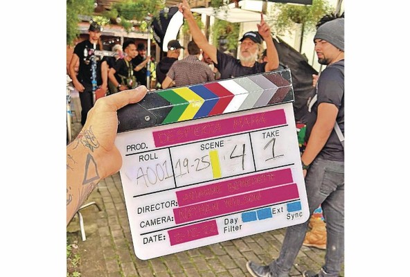 Ali, la protagonista de la película sufre un terrible accidente y al despertar recibe la noticia de que su hija ha desaparecido. Ali, la protagonista de la película sufre un terrible accidente y al despertar recibe la noticia de que su hija ha desaparecido.
