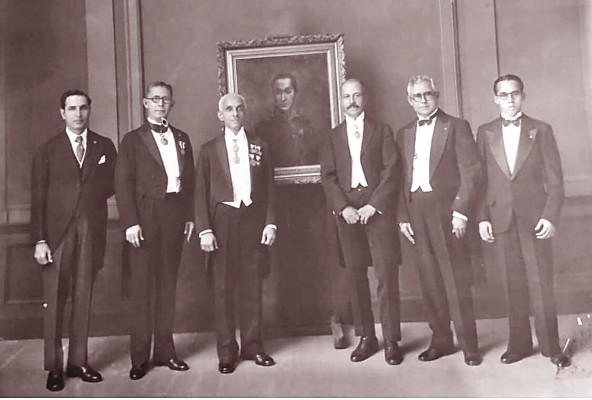 José de la Cruz junto a los miembros fundadores de la Sociedad Bolivariana de Panamá. José de la Cruz junto a los miembros fundadores de la Sociedad Bolivariana de Panamá.