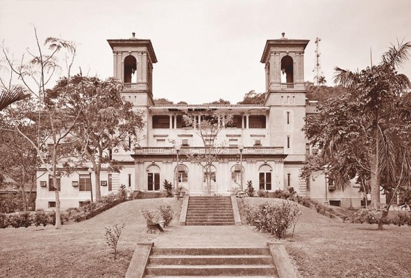 El antiguo Gorgas Hospital, cuando la Zona del Canal era administrada por los Estados Unidos. El antiguo Gorgas Hospital, cuando la Zona del Canal era administrada por los Estados Unidos.
