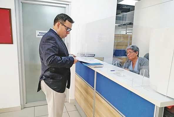 El abogado Neftalí Jaén presentó el recurso en la secretaría general del Tribunal Electoral. El abogado Neftalí Jaén presentó el recurso en la secretaría general del Tribunal Electoral.
