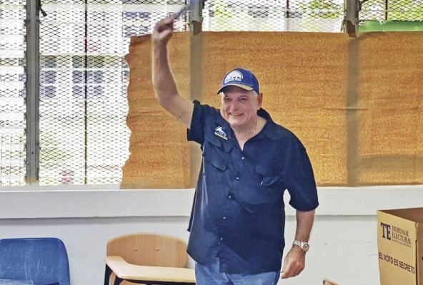Ricardo Martinelli es candidato presidencial por el partido RM. Ricardo Martinelli es candidato presidencial por el partido RM.