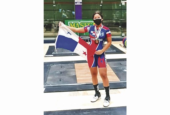La juvenil Kelly Aparicio entrena en el garaje de una casa, pues los pesistas no tienen gimnasio. La juvenil Kelly Aparicio entrena en el garaje de una casa, pues los pesistas no tienen gimnasio.