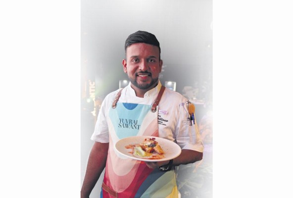 Yuvraj Sawant con el plato ganador Yuvraj Sawant con el plato ganador