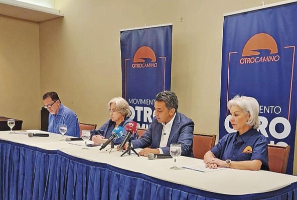 El presidente de Moca, Ricardo Lombana, y parte de su junta directiva. El presidente de Moca, Ricardo Lombana, y parte de su junta directiva.